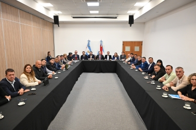 Frigerio y los intendentes del PJ: Entre el seguidismo a Milei y el ahogo a los opositores